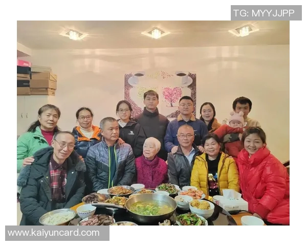 幸福满满的一家人库嫂分享全家福照甜蜜瞬间温馨满溢