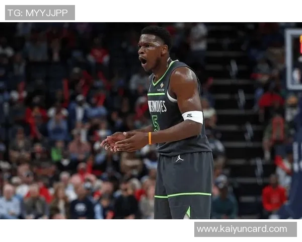 爱德华兹因进攻犯规被罚下场麦戈文斯遭遇犯规困扰影响比赛走势